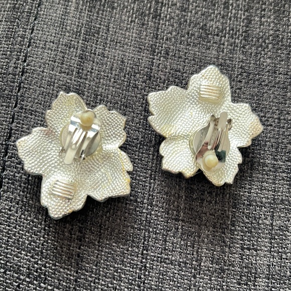 Gorgeous Silver Marcasite Floral Clip Earrings - Picture 12 of 16